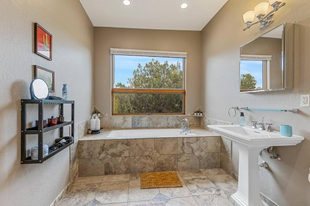 Close To Fresh Creek! Sleeps 12 ~ Amazing Views W/Serene Open Space ~ Hot Tub + Game Room ~ Trails Outside 塞多纳 外观 照片