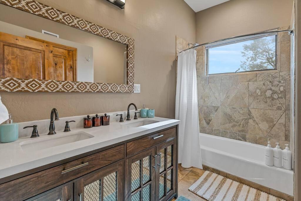 Close To Fresh Creek! Sleeps 12 ~ Amazing Views W/Serene Open Space ~ Hot Tub + Game Room ~ Trails Outside 塞多纳 外观 照片
