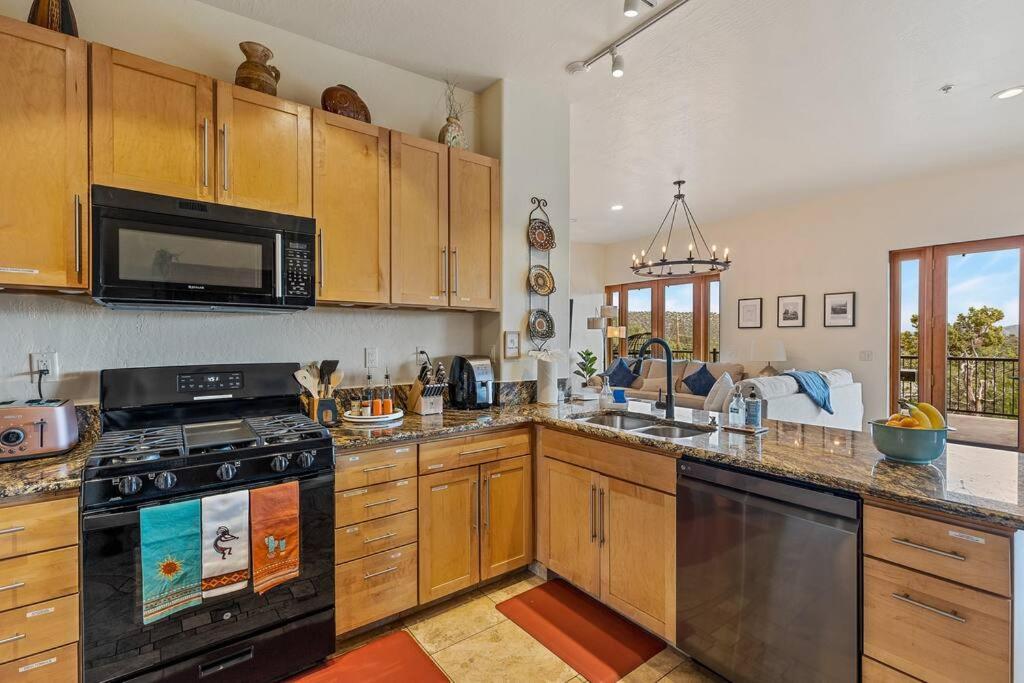 Close To Fresh Creek! Sleeps 12 ~ Amazing Views W/Serene Open Space ~ Hot Tub + Game Room ~ Trails Outside 塞多纳 外观 照片