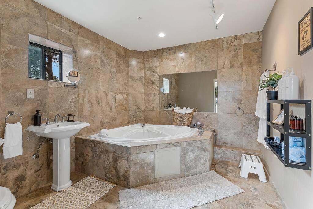 Close To Fresh Creek! Sleeps 12 ~ Amazing Views W/Serene Open Space ~ Hot Tub + Game Room ~ Trails Outside 塞多纳 外观 照片