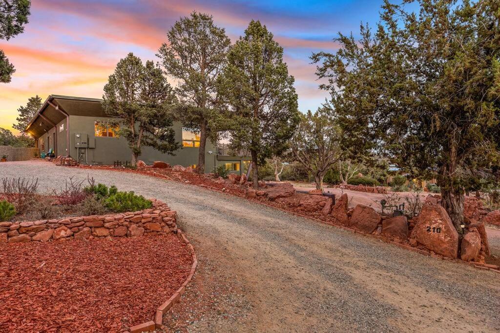 Close To Fresh Creek! Sleeps 12 ~ Amazing Views W/Serene Open Space ~ Hot Tub + Game Room ~ Trails Outside 塞多纳 外观 照片